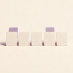 一列の操作カードのうち、一部の後ろだけに紫の反応カードを添えた紙模型