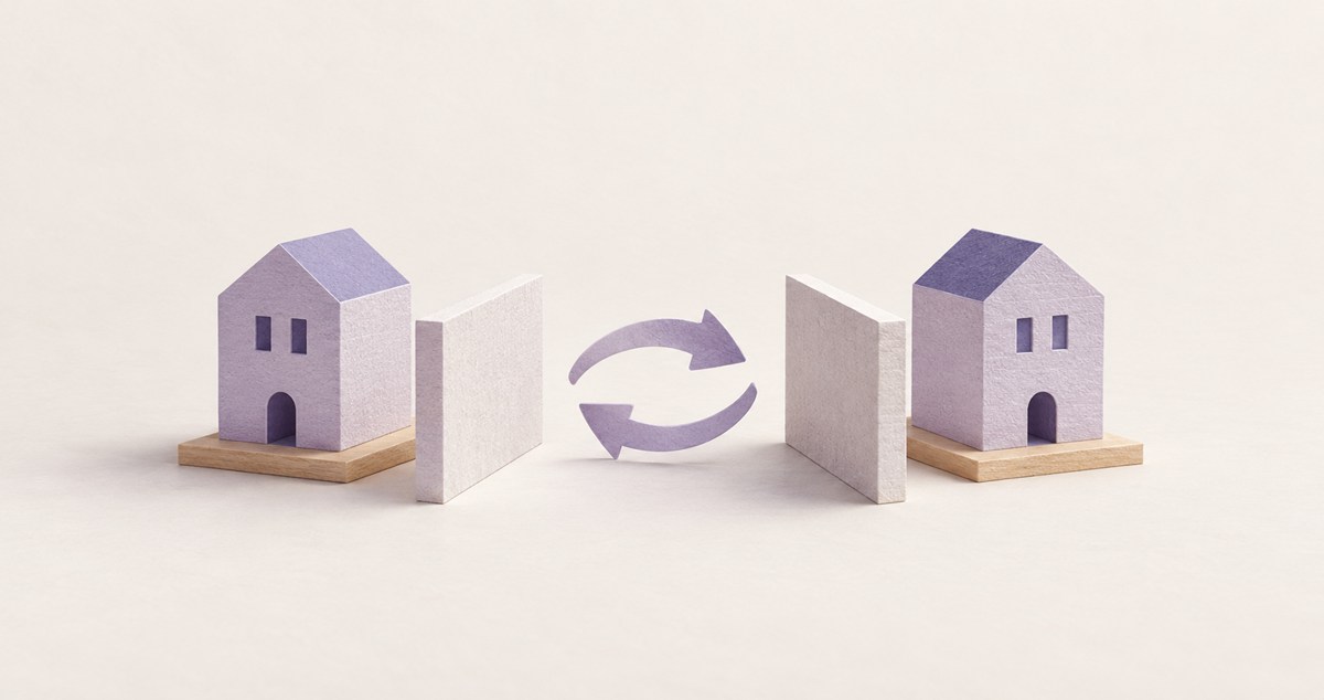 向かい合う二つの建物の防壁と、相互の反応を表す紙の矢印の模型