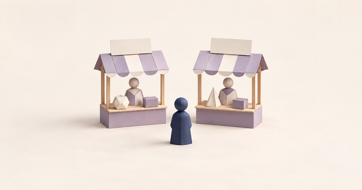商品と無地の札を置いた二つの紙の店を見比べる、買い手の駒の模型