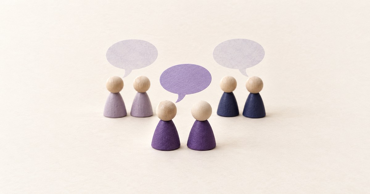 複数の会話の吹き出しの中で、一組だけを紫で強調した模型