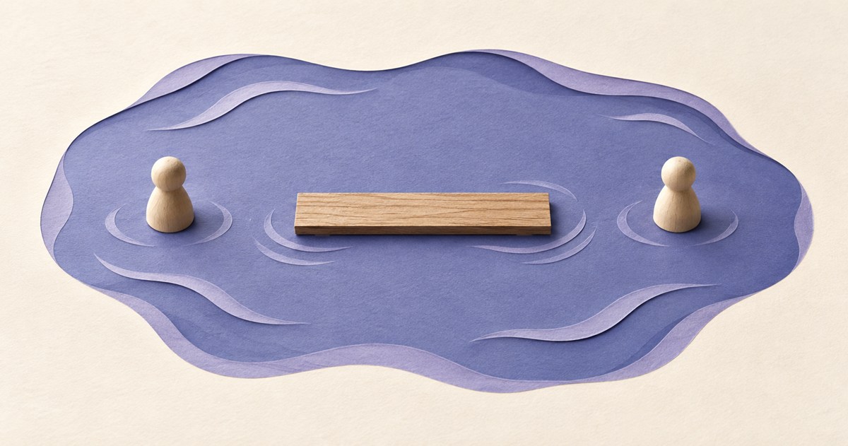 波を表す紙の水面に浮かぶ一枚の板と、その両側の二つの駒