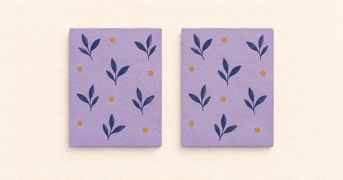 同じ葉と点の模様が印刷された紫色のカード2枚が、アイボリーの背景に並ぶイラスト