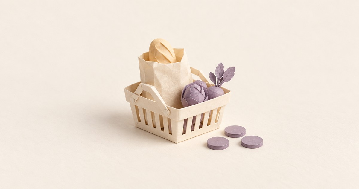 主食の袋と少量の副菜が入った紙の買い物かごと、そばの予算用チップ