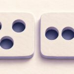 三つの穴を顔のように並べた板と、一直線に並べた板を比較した図