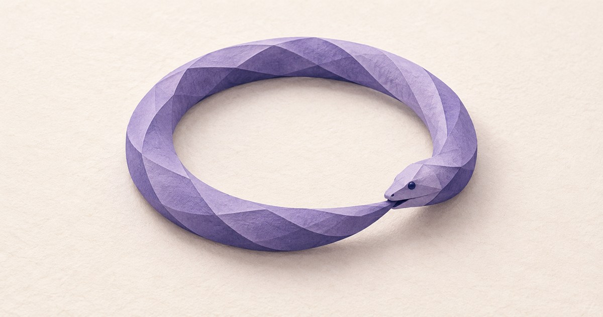 一匹の紫の蛇が輪を作り、自分の尾先を口にくわえた紙彫刻