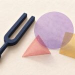 小さな音叉の隣に、半透明の色付き図形を配した共感覚のイメージ