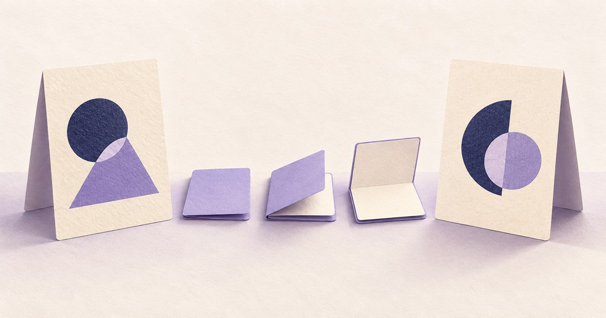 向かい合う提案カードと、必要な段階だけ開ける三枚のヒントカードの模型
