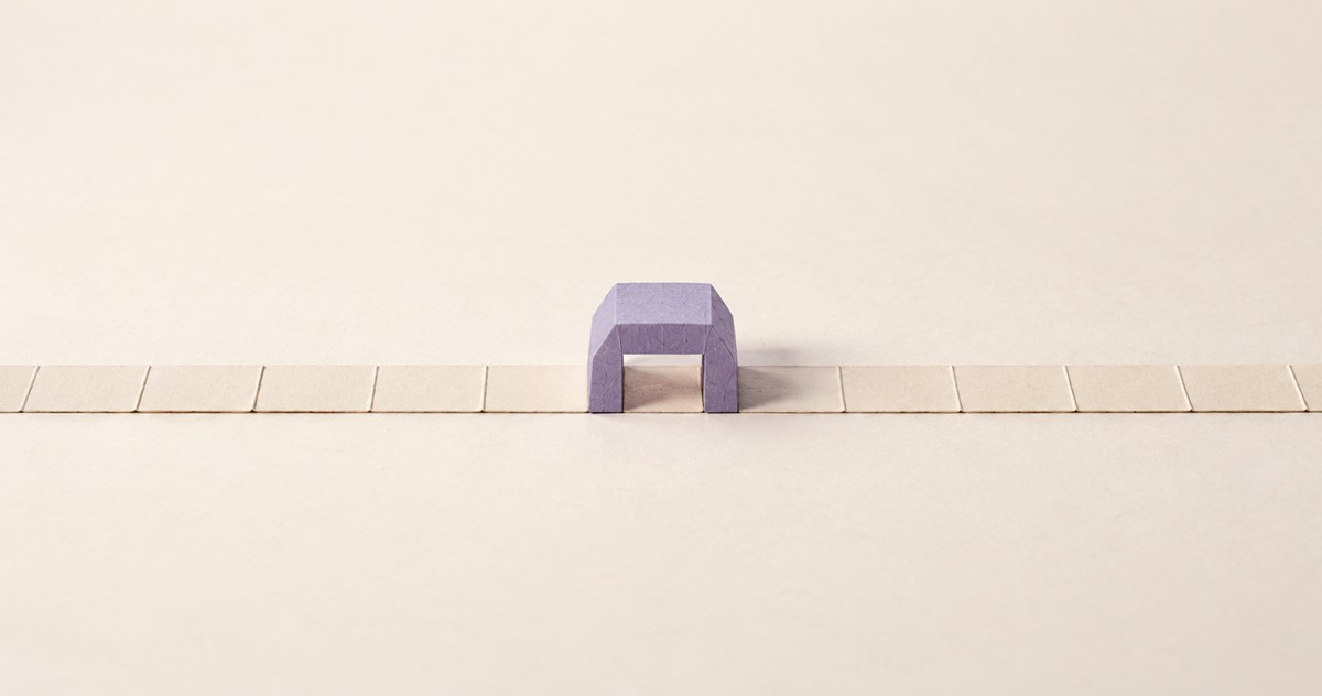 マス目のある横長の紙テープの一マスを、紫の小さなヘッドがまたぐ模型
