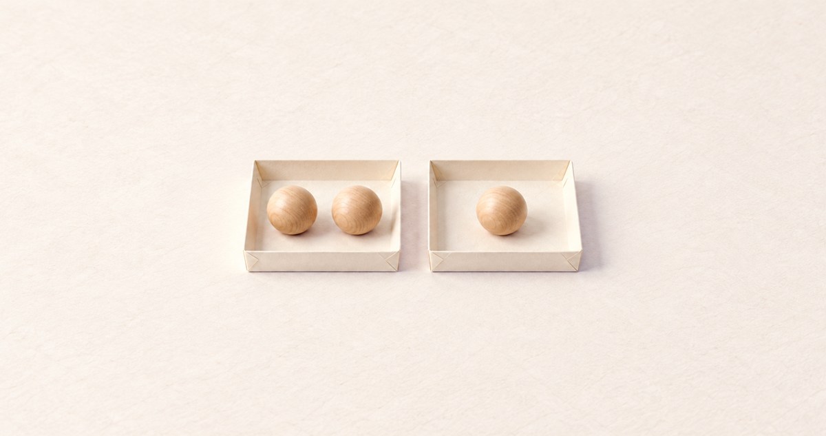 二つの紙トレーに三つの木球を二個と一個に分けた模型