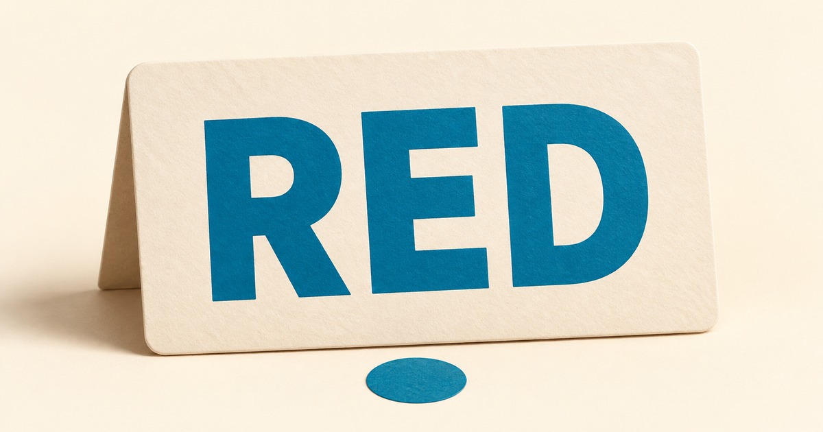 クリーム色のカードに青緑色のインクでREDと書かれ、その下に同じ色の丸い見本が置かれたイラスト