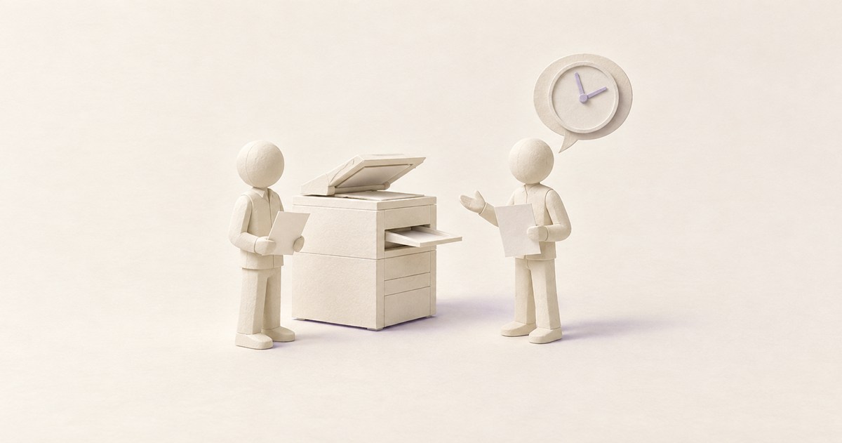 コピー機のそばで、時計を添えた吹き出しとともにお願いする人と、それを聞く人を表す紙模型