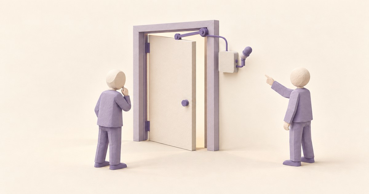 半開きの一つの扉を前から見る人と、マイクや制御部を指して説明する人の紙模型