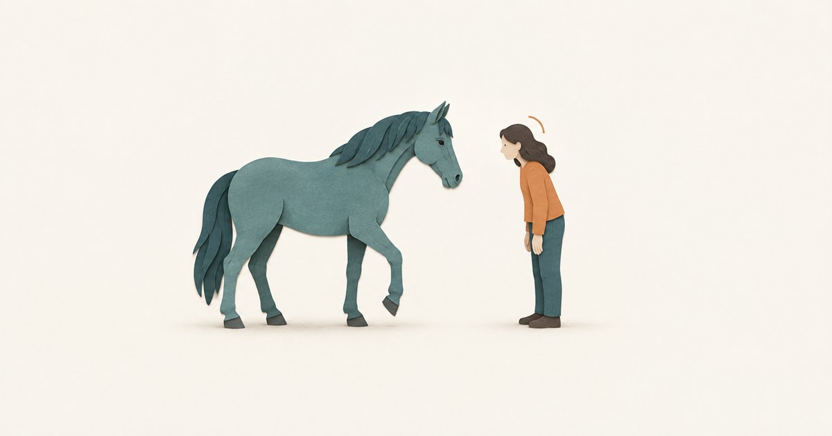 前蹄を上げた馬と、頭を少し前に傾けて向き合う人物の紙模型