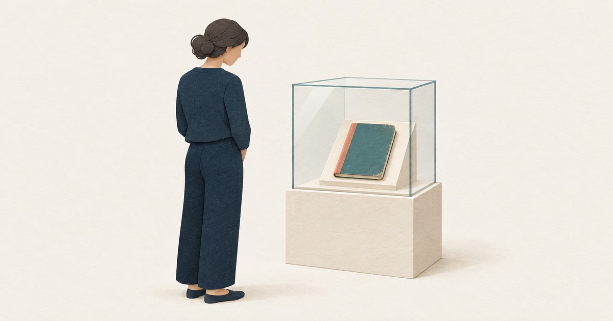 資料館の展示ケースに置かれた一冊の手帳を、静かに見る来館者のイラスト