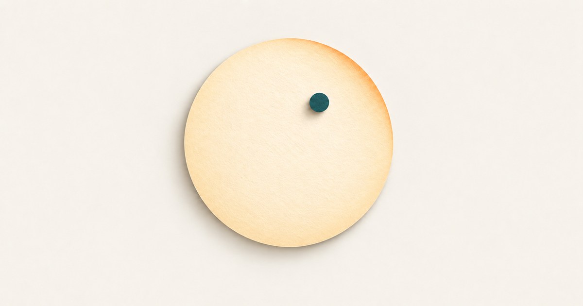 明るい恒星の円盤の前を、小さな暗い惑星が横切って光の一部を遮る模式イラスト