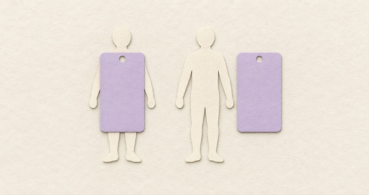 同じ紙の人型を、大きな名札が重なる姿と名札を脇へ外した姿で比べる概念図