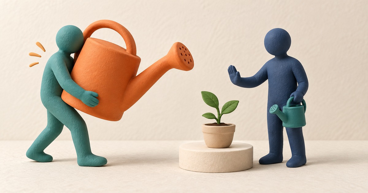 大きなじょうろを抱える人物に、小さなじょうろを持つ鉢植えの持ち主が手のひらを向ける模型