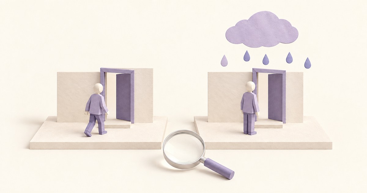 同じ人の到着と、その後に雨が降った場面を別々の台に並べ、間に虫眼鏡を置いた紙模型